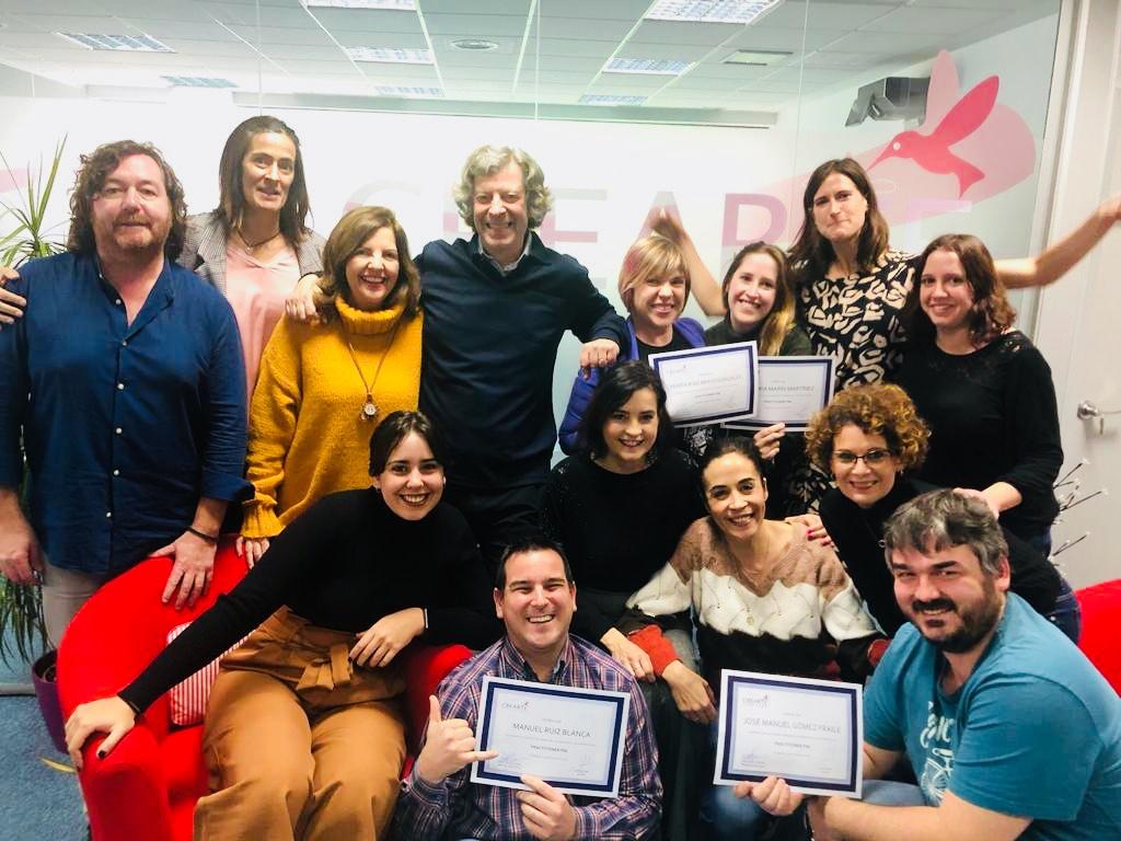 Alumnos con el título del curso Practitioner en PNL